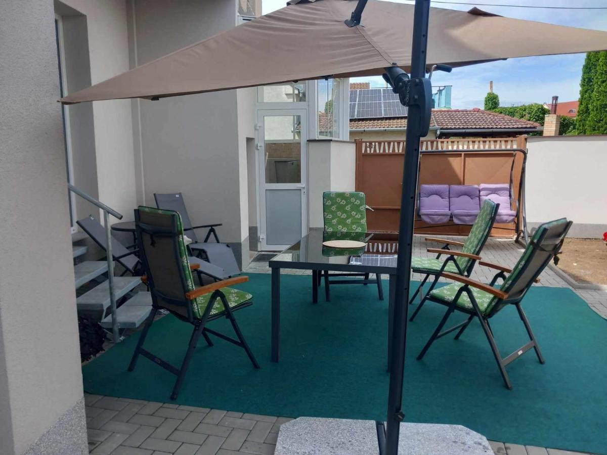 V Centru Apartment Lanzhot Luaran gambar