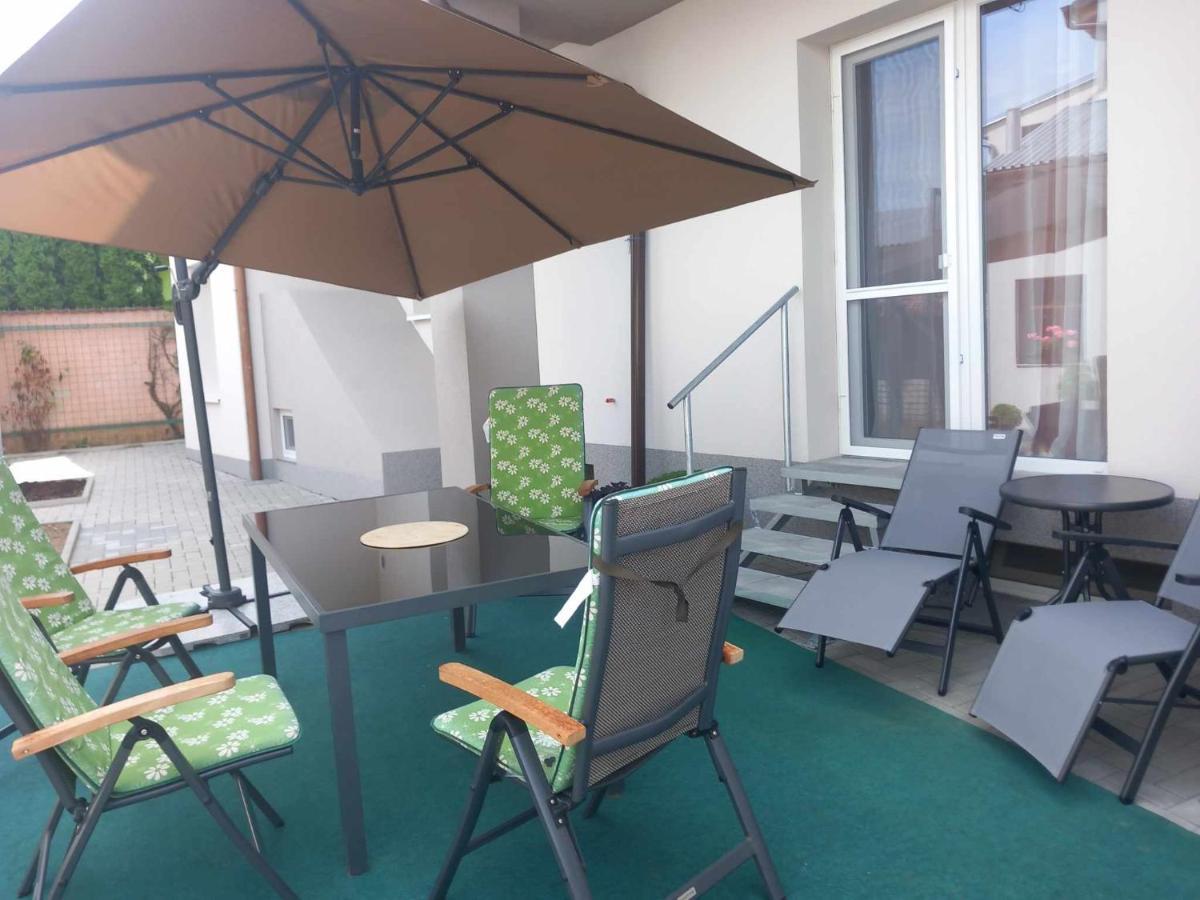 V Centru Apartment Lanzhot Luaran gambar